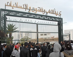 Tunisie – Manouba: Enseignants et étudiants commémorent l’affaire du retrait du drapeau national