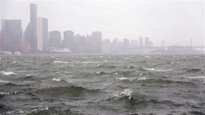 Ouragan Sandy New York – Trousse d’urgence : Une radio à manivelle ou à piles,…