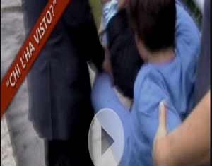 Un enfant traîné par des policiers
