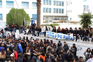 Tunisie: Protestation de parents d’élèves devant le Lycée Pierre-Mendès-France, à Mutuelle-Ville