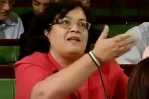 Nadia Chaabane critique, en plénière, les propos de Habib Ellouze au sujet de l’excision