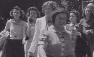 Une vidéo de 1938 dévoile une femme tenant un téléphone portable