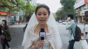 Chine: Une journaliste en robe de mariée !