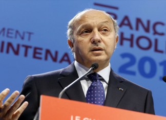 VIDEO: Laurent Fabius choisit la Tunisie pour passer ses vacances