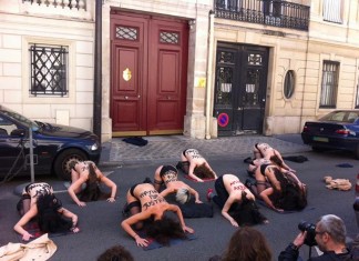 Les Femen prient seins nus devant l’ambassade de Tunisie en France