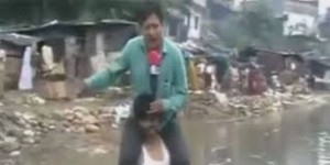 VIDEO : Un journaliste indien licencié pour s’être perché sur un rescapé des inondations !