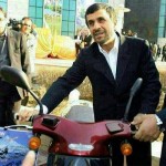 PHOTO : Ahmadinejad quitte le palais présidentiel en moto