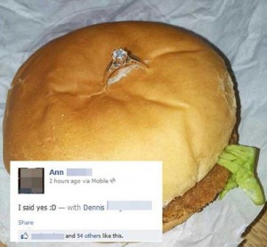 Il met la bague dans un hamburger pour faire sa demande en mariage !