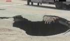 VIDEO: Une automobiliste tombe dans un trou profond de 6 m