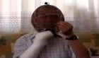 VIDEO: Pour arrêter de fumer, un homme vit avec une cage sur la tête