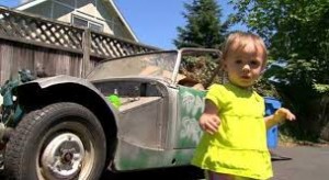 VIDEO: Une petite fille de 14 mois achète une voiture de collection sur Ebay !