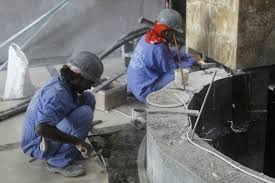 Les chantiers de la Coupe du monde 2022 ont tué des “esclaves” népalais au Qatar