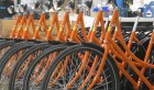 L’Association “Tunisia Charity” distribue des vélos à des élèves à l’intérieur du pays