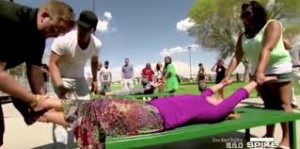 VIDEO : Un magicien coupe les gens en deux !