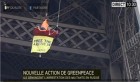 Un militant de Greenpeace suspendu à la Tour Eiffel