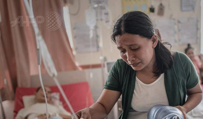 Philippines : Une femme maintient son mari en vie en pompant manuellement de l’air vers ses poumons
