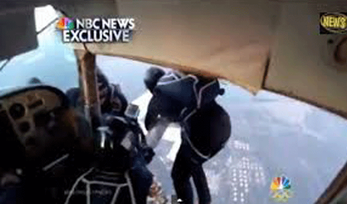 VIDÉO : 11 parachutistes survivent à une collision de deux avions