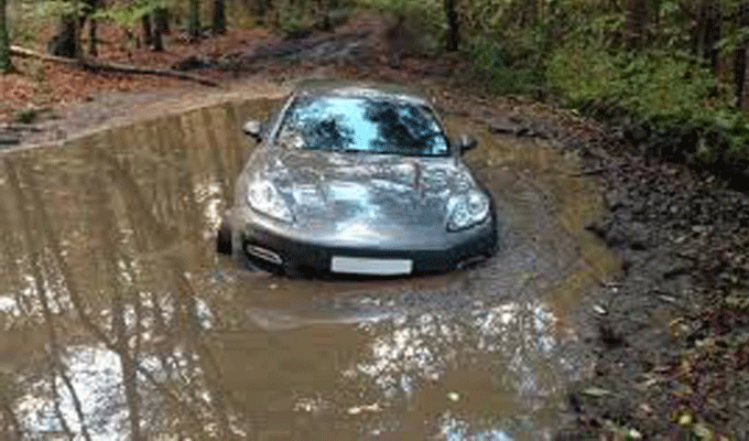 Il abandonne sa Porsche dans la boue pour ne pas rater son match !