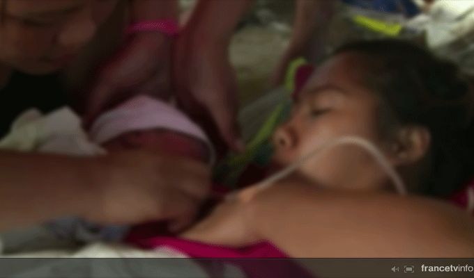 VIDEO : Naissance miraculeuse aux Philippines après le typhon Haiyan