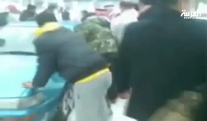 VIDEO :  Le roi Abdallah II de Jordanie aide un automobiliste à pousser sa voiture !