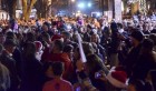 VIDEO EMOTION: 10 000 personnes chantent Noël sous les fenêtres d’une fillette mourante