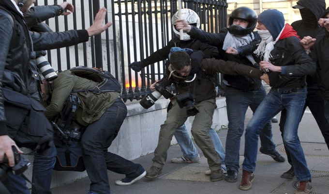 Tunisie: RSF dénonce les violences policières faites aux journalistes de Nawaat