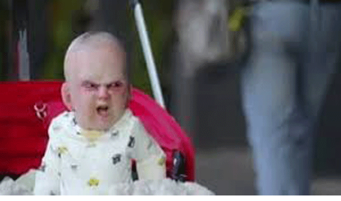 VIDEO : Le bébé qui fait peur aux passants !