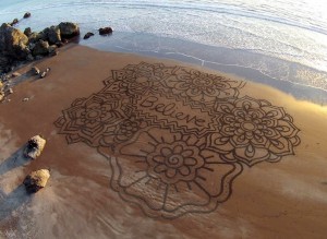 Il réalise des œuvres d’art avec du sable