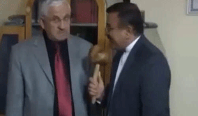 VIDEO : Un journaliste confond son micro avec un champignon !