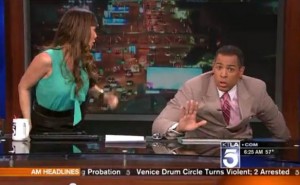 VIDEO : Deux présentateurs télé pris de panique lors du tremblement de terre à Los Angeles
