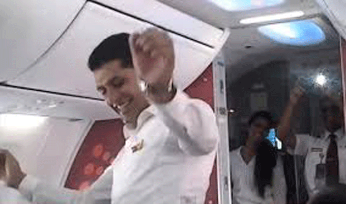 VIDEO : Virés pour avoir dansé en plein vol !