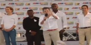 VIDEO : Le président colombien se fait pipi dessus en plein discours  !