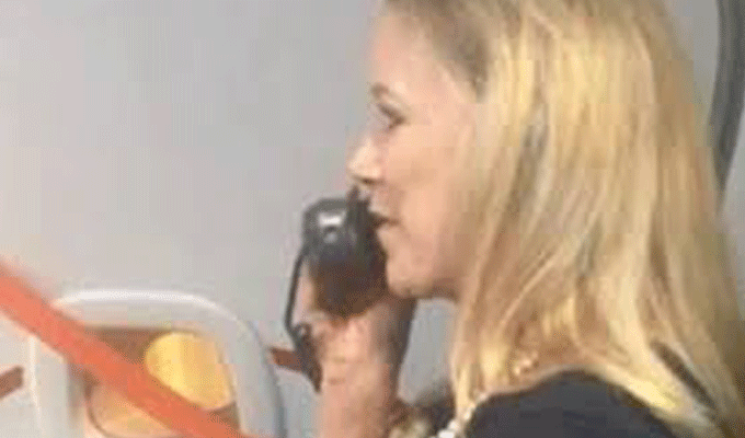 VIDEO : Cette hôtesse de l’air a mangé un clown !