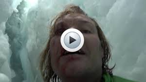 VIDÉO : Un alpiniste chute dans une crevasse et filme son calvaire !