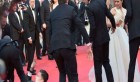 VIDEO-Cannes 2014 : Un journaliste se jette aux pieds de Cate Blanchett