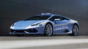La police italienne patrouille en Lamborghini Huracan !