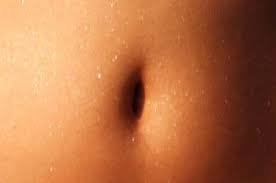 Son nombril explose en plein vol, elle attaque son chirurgien en justice !