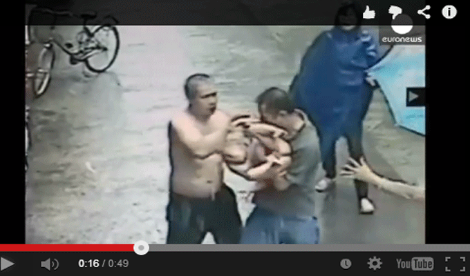 VIDÉO : Un bébé sauvé in extremis d’une mort imminente