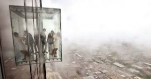 Une cage en verre se fissure sous leurs pieds à hauteur de 412 mètres !