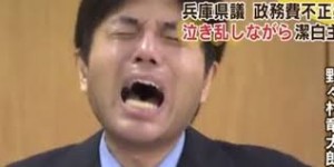 VIDÉO : Un député japonais craque pendant des excuses publiques !