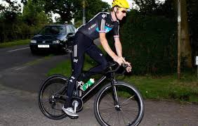 VIDÉO : Renversé par une voiture, un cycliste britannique filme son accident !