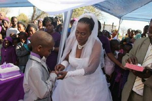 Un garçon de 9 ans épouse une femme de 62 ans pour la deuxième fois !
