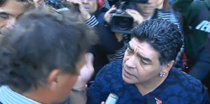 VIDÉO :  Maradona gifle un journaliste en direct !