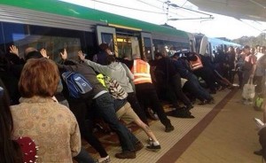 Ils soulèvent le métro pour sauver la jambe d’un passager !