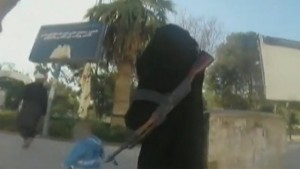 VIDÉO : Elle filme en caméra cachée dans les rues de Raqqa, bastion de Daech