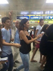 VIDÉO-Leila Ben Khalifa et Aymeric : Accueil en fanfare à l’aéroport Tunis-Carthage