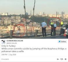Un policier se prend en selfie alors qu’un homme se suicide derrière lui !