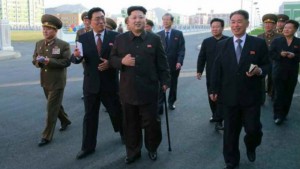 Corée du Nord : Kim Jong-un réapparaît enfin… sur une canne !