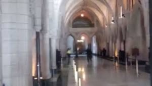 VIDÉO-Canada : Des caméras de surveillance filment le tireur d’Ottawa en direct
