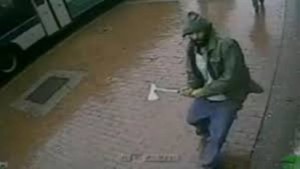 VIDÉO-Extrémisme : Un homme attaque des policiers à la hache à New York